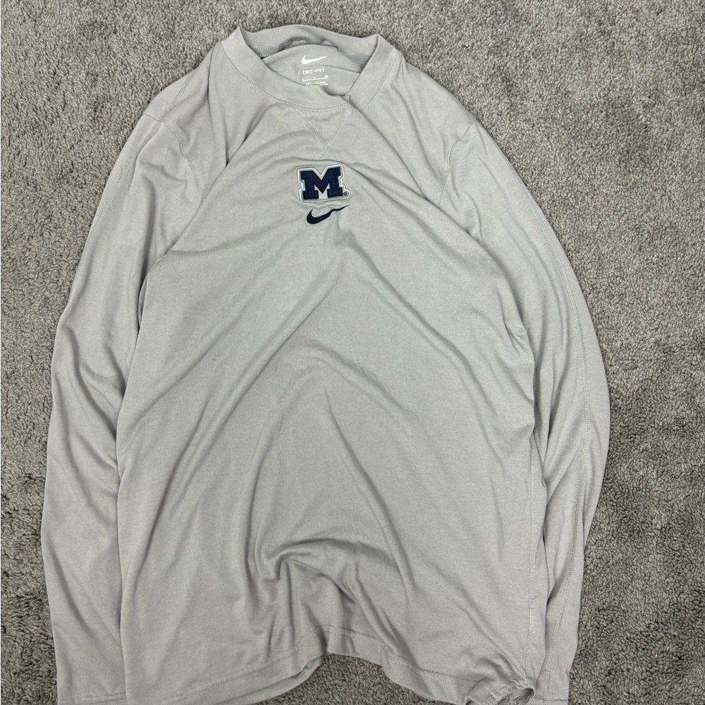 Gray nike center swoosh u of m logo long‎ sleeve shirt